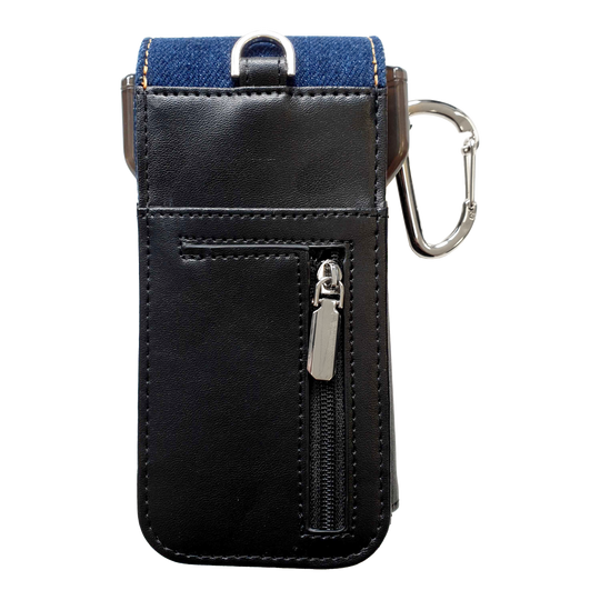 Etui na lotki Cameo Acento Denim Das Bild zeigt ein elegantes Dart-Etui aus schwarzem Leder mit einem Reißverschlussfach. Am oberen Rand befindet sich ein Karabinerhaken und ein Einsatz aus dunkelblauem Denim-Stoff.