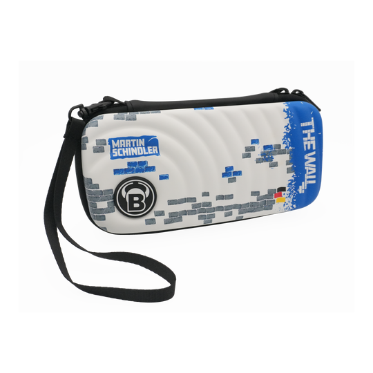 Etui na lotki Bulls Orbis S Martin Schindler Das Bild zeigt das Produkt "Bulls Orbis S Martin Schindler Dartcase". Das Dartcase ist weiß mit einem Ziegelstein-Muster, einem blauen Bereich mit der Aufschrift "THE WALL" und besitzt einen schwarzen Trageriemen.
