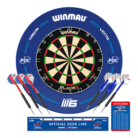 Das Bild zeigt das Winmau Blade 6 PDC Surround Set in Blau, bestehend aus einer Dartscheibe, einem blauen Schutzring und sechs Darts. Zusätzlich sind eine Abwurflinie und eine Checkout-Tabelle abgebildet.