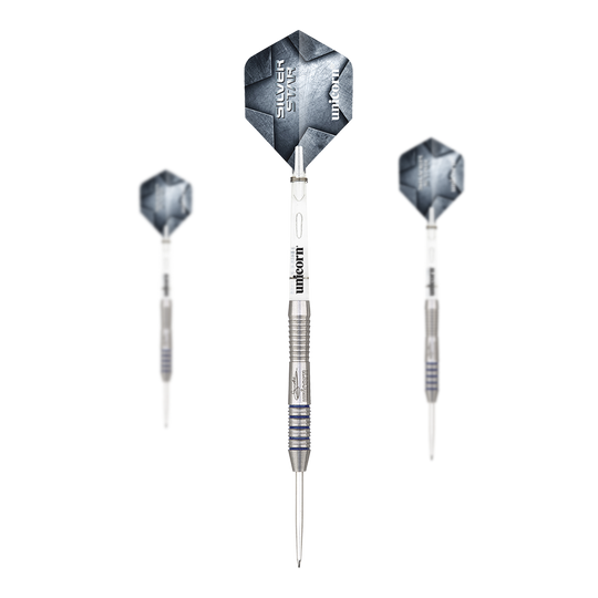 Rzutki stalowe Unicorn Silver Star Var.2 Gary Anderson Auf dem Bild sind drei silberne Steeldarts mit schwarzen Flights zu sehen. Auf den Flights steht "Silver Star" und "Unicorn".