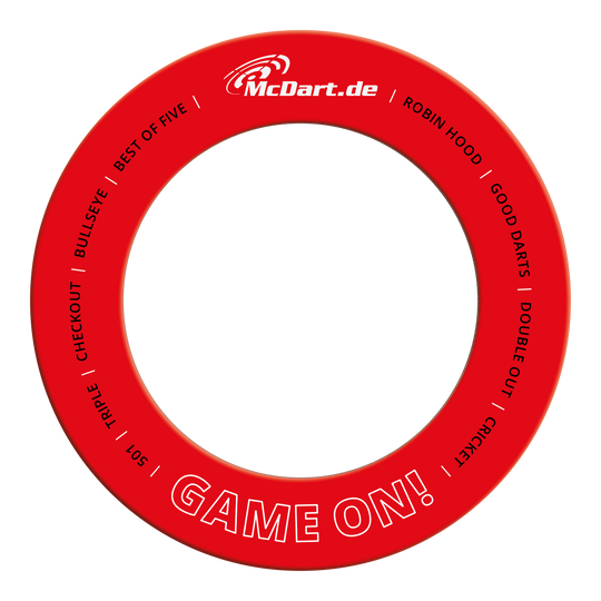 Gra McDart na Surround Auf dem Bild ist ein roter Dartboard-Surround mit weißen Schriftzügen zu sehen. Oben steht "McDart.de" und unten steht groß "GAME ON!".
