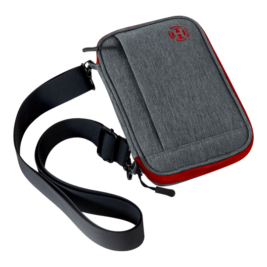 Etui na lotki Harrows Smart Case XL Das Bild zeigt eine graue Darttasche mit roten Akzenten und einem schwarzen Schultergurt. Auf der Vorderseite ist ein rundes rotes Logo sichtbar.