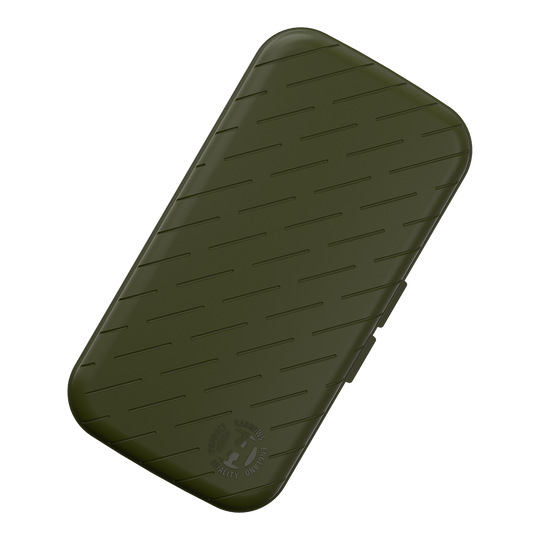 Das Bild zeigt ein schlankes, grünes Etui mit leicht abgeschrägten Kanten und schrägen Linien als Muster. In der unteren Ecke befindet sich ein rundes Logo mit der Aufschrift "HARROWS ORIGINAL QUALITY PRODUCT".
