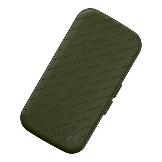 Etui na lotki Harrows Slimcase Das Bild zeigt ein schlankes, grünes Etui mit leicht abgeschrägten Kanten und schrägen Linien als Muster. In der unteren Ecke befindet sich ein rundes Logo mit der Aufschrift "HARROWS ORIGINAL QUALITY PRODUCT".
