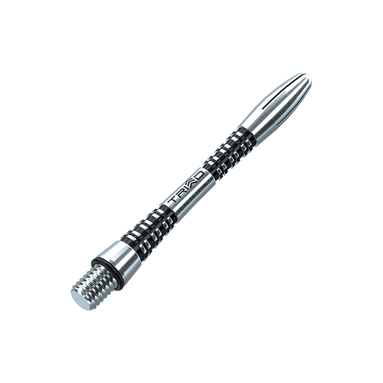 Das Bild zeigt einen Winmau Triad Aluminium Schaft in Schwarz. Der Schaft hat ein modernes, geriffeltes Design und ist aus Metall gefertigt.