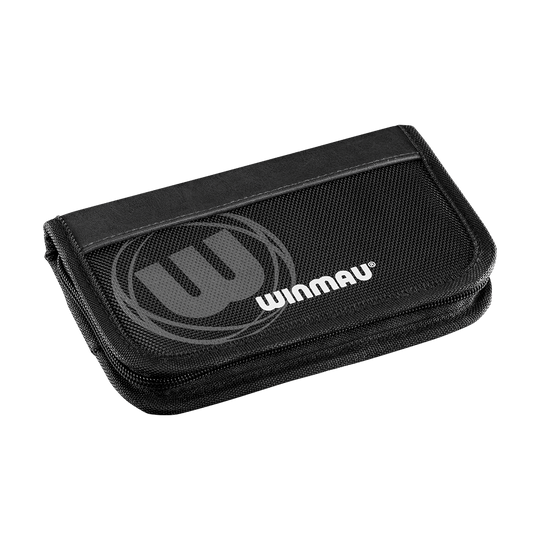 8324_Winmau_Urban-Slim_Dartcase_Schwarz_0 Das Bild zeigt ein schwarzes Winmau Urban Slim Dartcase. Das Etui ist rechteckig und hat das Winmau-Logo auf der Vorderseite.