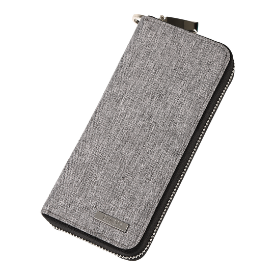 Das Bild zeigt ein graues Etui mit Reißverschluss. Das Etui hat eine strukturierte Oberfläche und ein kleines Metallschild auf der Vorderseite.