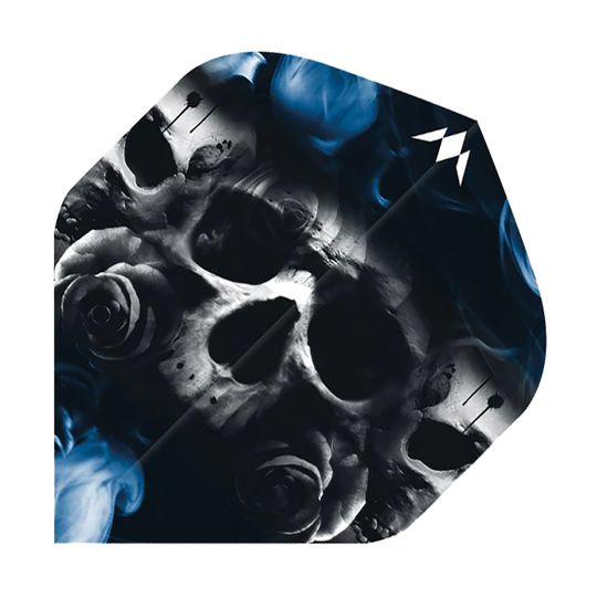 Misja Solo Shaun McDonald No2 Standardowe loty Das Bild zeigt einen Dartflight mit einem auffälligen Totenkopf- und Rosenmotiv vor einem blauen Rauchhintergrund. In der oberen rechten Ecke befindet sich ein kleines, weißes Symbol.
