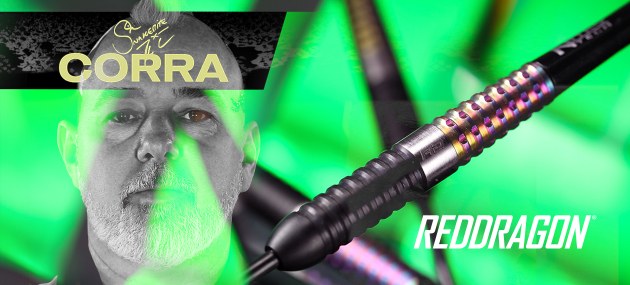 Das Bild zeigt das Gesicht eines Mannes mit grünem Lichteffekt im Hintergrund. Im Vordergrund ist ein detaillierter Dartpfeil zu sehen, daneben steht das Logo "REDDRAGON" sowie der Name "CORRA".