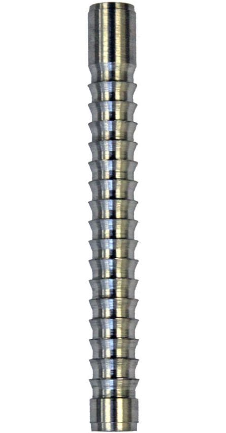 mc3neu5200bfbe6c06d Das Bild zeigt den "McDart Ultra Shark Barrel Soft", einen silbernen Dart-Barrel mit markanten Rillen. Das Metallstück hat eine zylindrische Form und ist präzise gearbeitet.
