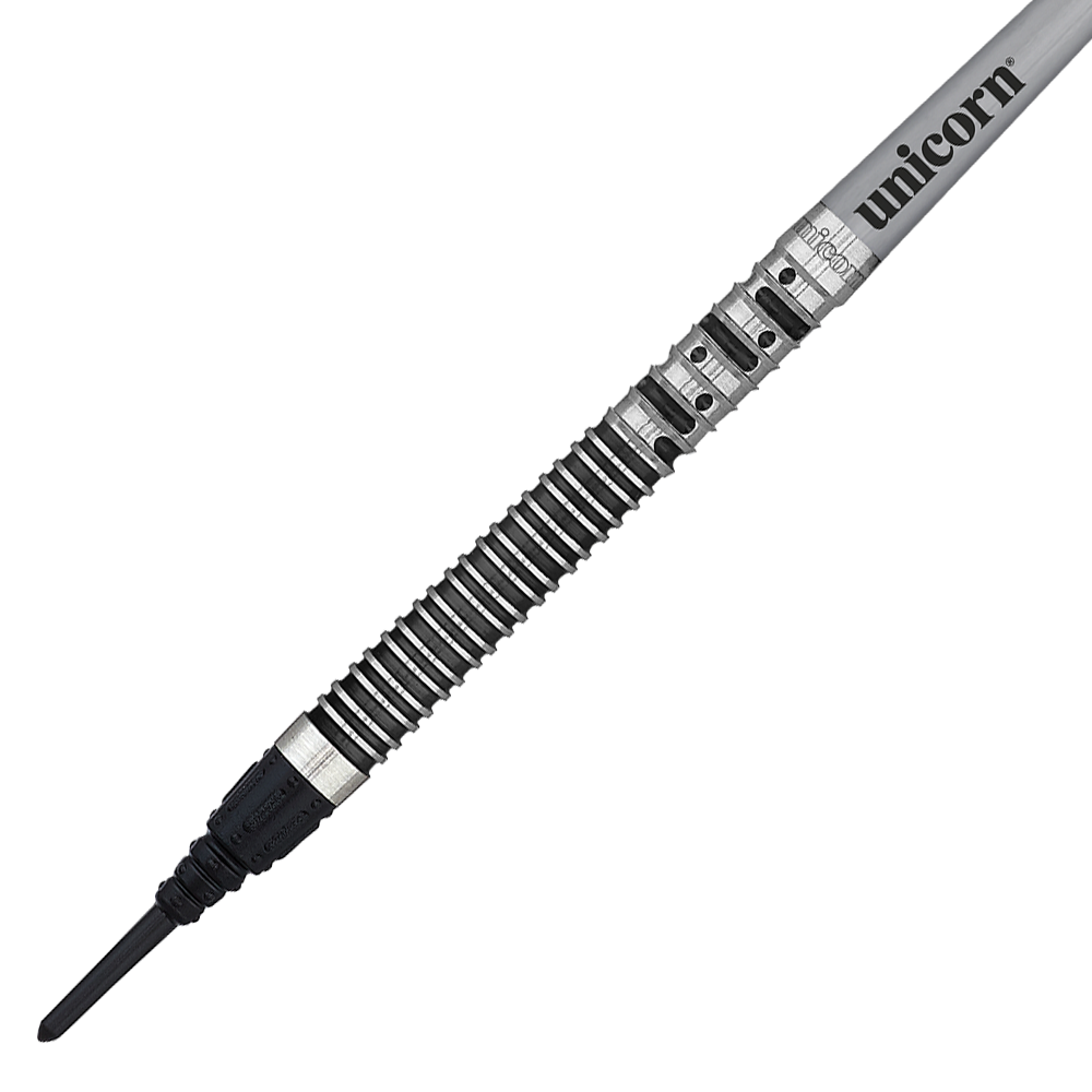 23831_Unicorn_Noir_Gary_Anderson_Phase_5_Softdarts_2 Das Bild zeigt einen Unicorn Noir Gary Anderson Phase 5 Softdart. Der Dartpfeil hat ein silber-schwarzes Design mit präzisen Rillen für besseren Halt.