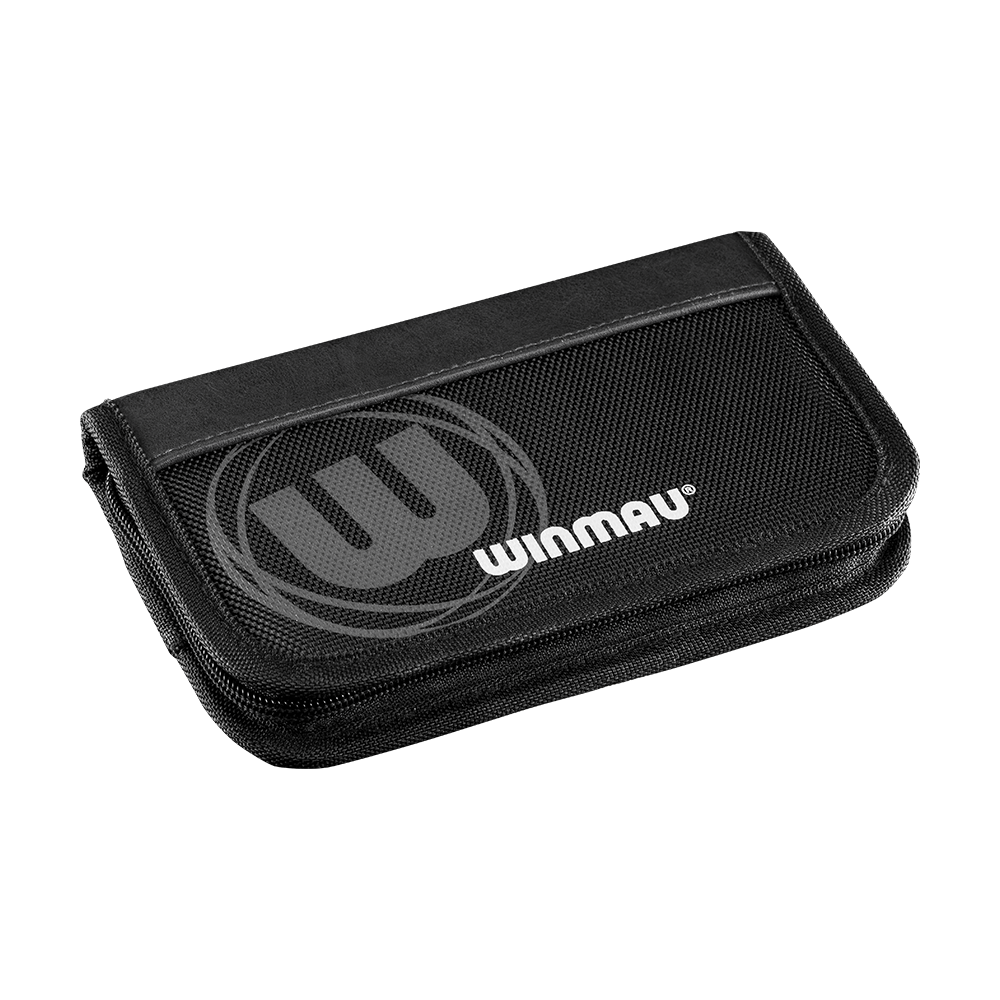 8324_Winmau_Urban-Slim_Dartcase_Schwarz_0 Das Bild zeigt ein schwarzes Winmau Urban Slim Dartcase. Das Etui ist rechteckig und hat das Winmau-Logo auf der Vorderseite.