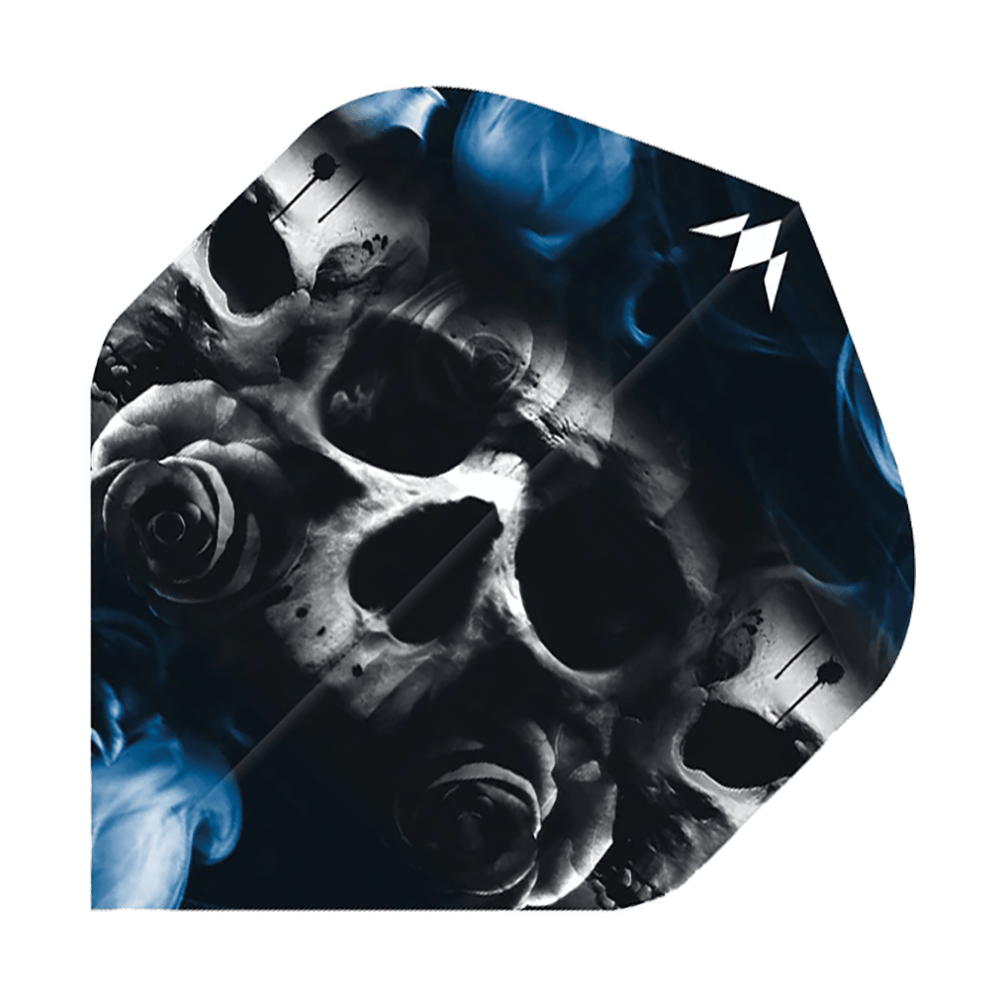 Misja Solo Shaun McDonald No2 Standardowe loty Das Bild zeigt einen Dartflight mit einem auffälligen Totenkopf- und Rosenmotiv vor einem blauen Rauchhintergrund. In der oberen rechten Ecke befindet sich ein kleines, weißes Symbol.